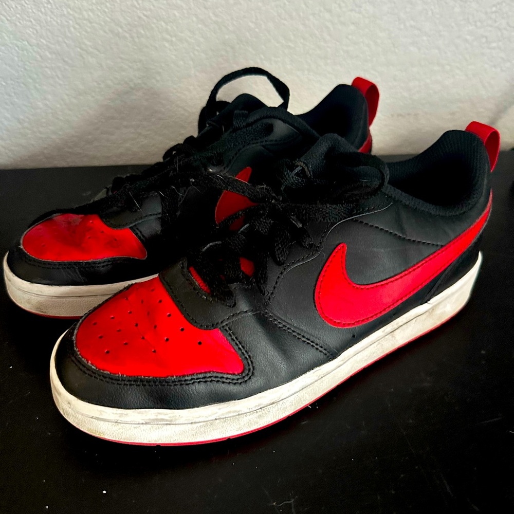 Kids Nike Jordan’s Sz 5. Red and Black.
